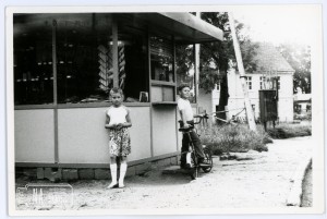 Koniec lat 80. Przy kiosku Ruchu w Radwanicach, Anna i Krzysztof Walacik, okolice dzisiejszego sklepu Plus, po prawej tablica ogłoszeniowa Kina Kujawiak